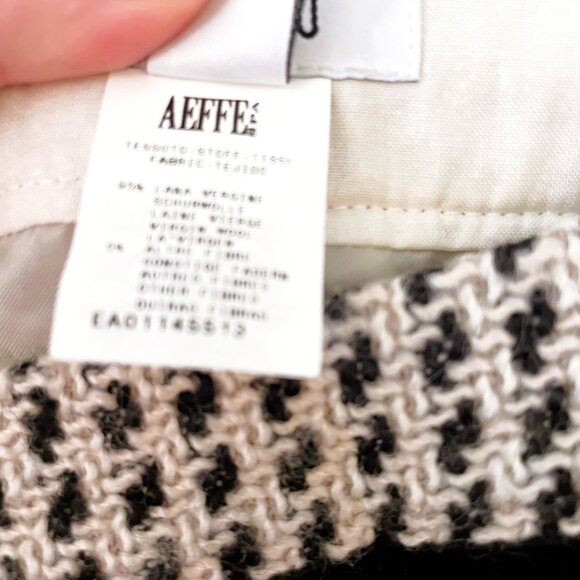 Moschino Floral Appliqué Beige Tweed Chain Hem Skirt, Size 12 - Picture 4 of 6